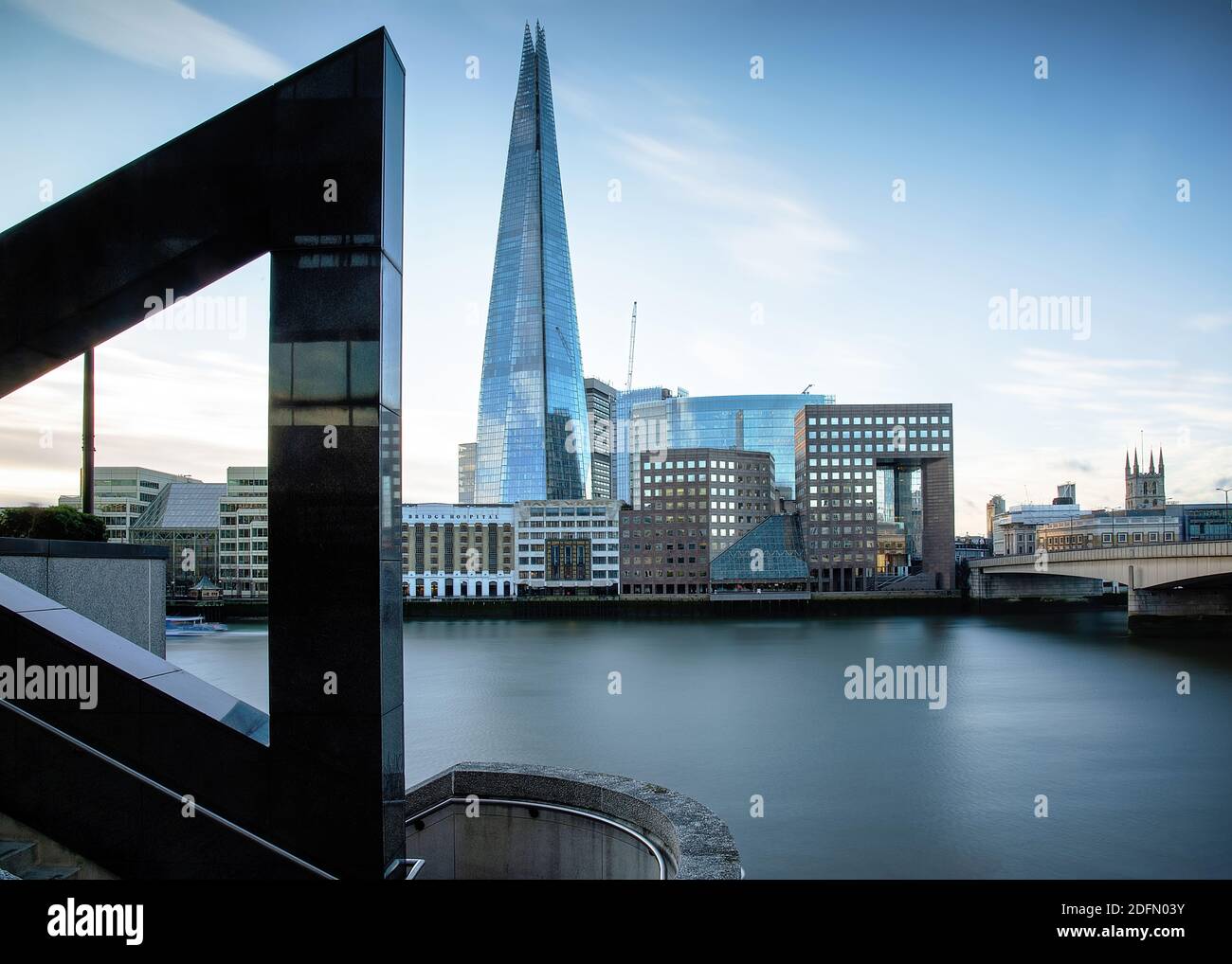 Londres, Royaume-Uni - janvier 2020 : vue sur la Tamise jusqu'au Shard sur la rive sud. Vous pourrez admirer les œuvres d'art triangulaires sur la terrasse publique de St Magn Banque D'Images