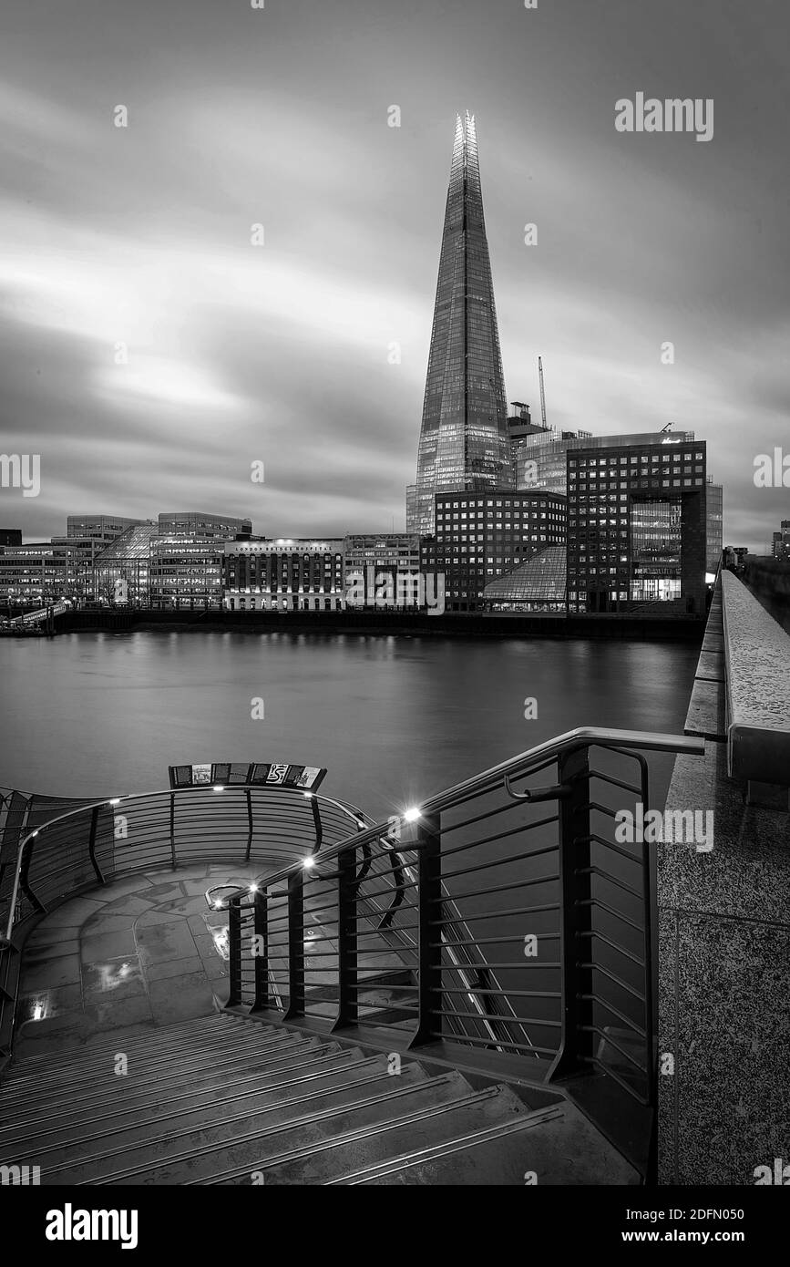Londres, Royaume-Uni - 2020 janvier : le Shard, l'hôpital London Bridge et d'autres bâtiments de la rive sud illuminés et réfléchissantes sur la Tamise, tôt le matin Banque D'Images