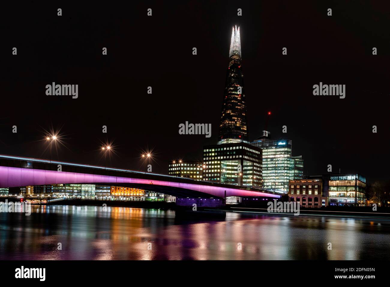 Londres, Royaume-Uni - janvier 2020 : le Shard et le London Bridge illuminent et réfléchit dans la Tamise. Exposition longue. Banque D'Images