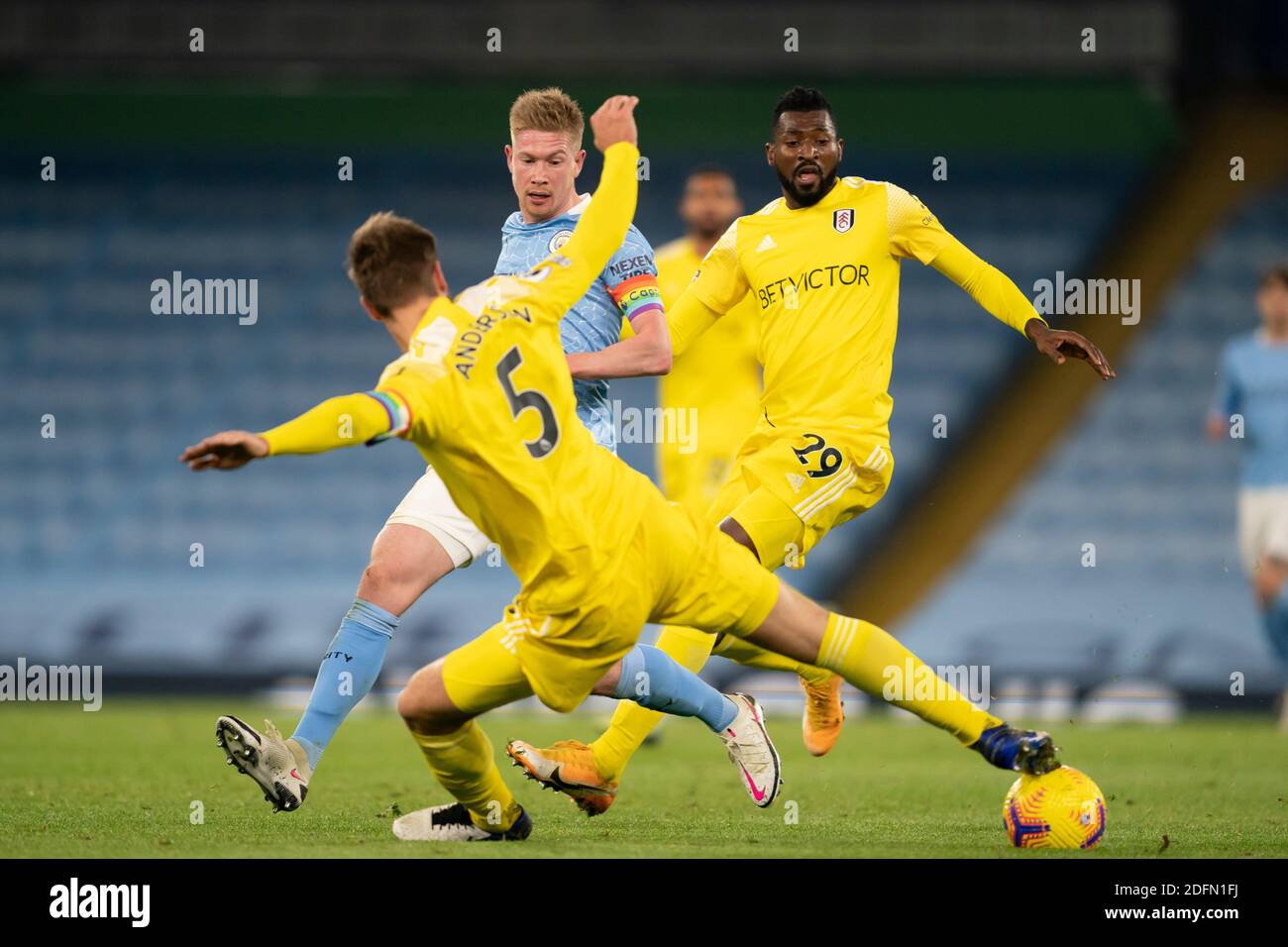 Manchester, Royaume-Uni. 6 décembre 2020. Kevin de Bruyne (2e L) de Manchester City est en compagnie de Joachim Andersen (1er L) de Fulham, en tant qu'Andre-Frank Zambo Anguissa (3e L) de Fulham lors du match de la Premier League entre Manchester City et Fulham à Manchester, en Grande-Bretagne, le 5 décembre 2020. Credit: Xinhua/Alay Live News Banque D'Images