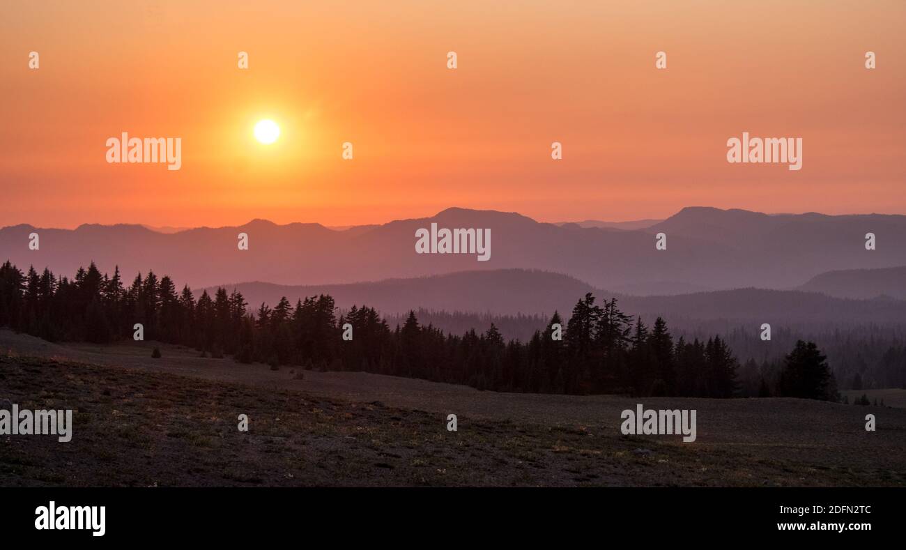 Coucher de soleil sur les Cascades, parc national de Crater Lake, Oregon, États-Unis Banque D'Images