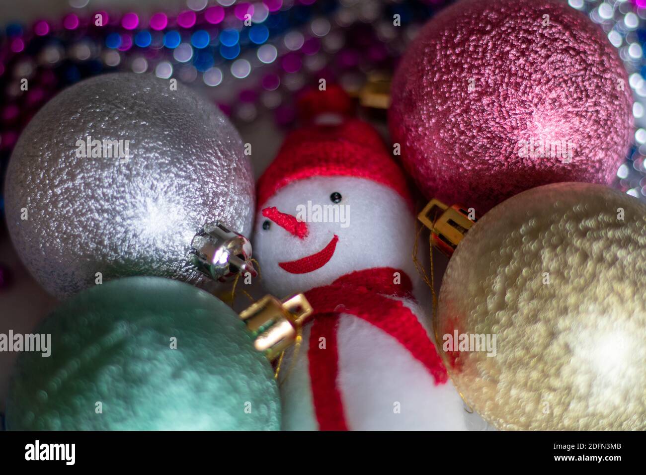 Bonhomme de neige blanc dans un foulard rouge avec des boules de Noël et  perles Photo Stock - Alamy