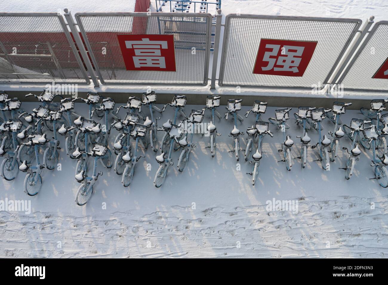 Yinchuan, Chine. 03ème décembre 2020. Les Mobikes (système de partage de vélo sans station basé à Pékin) sont couverts de neige sur le campus principal de l'université de Ningxia. Crédit : SOPA Images Limited/Alamy Live News Banque D'Images