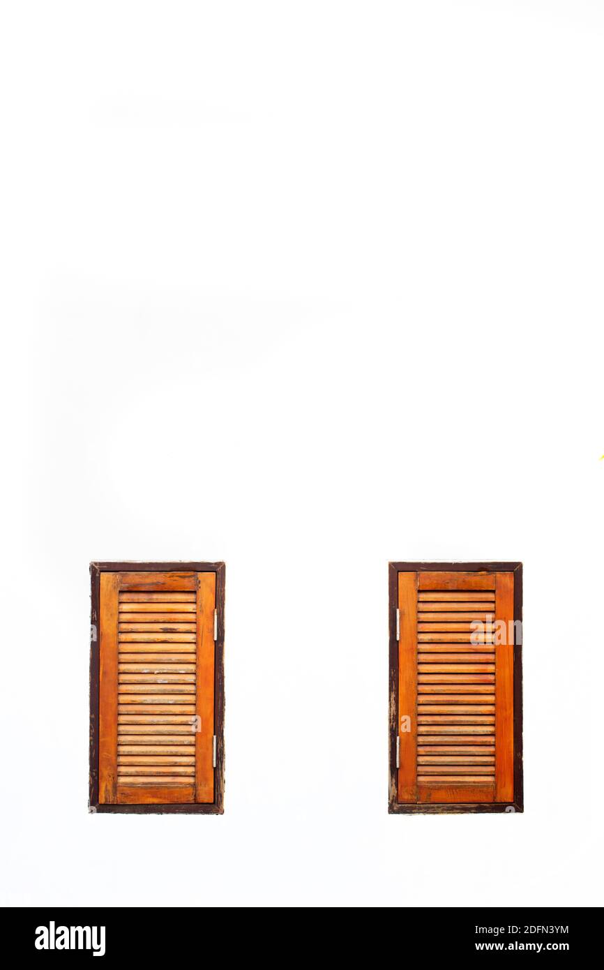 Deux fenêtres en bois brun vintage isolent le fond blanc. Banque D'Images