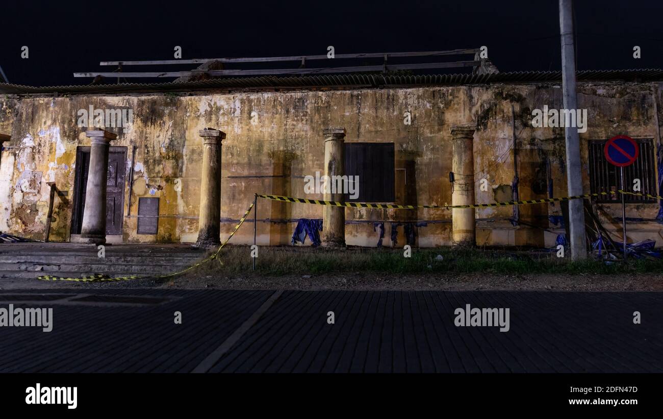 Photographie nocturne de l'ancien bâtiment abandonné dans la rue Galle fort Banque D'Images