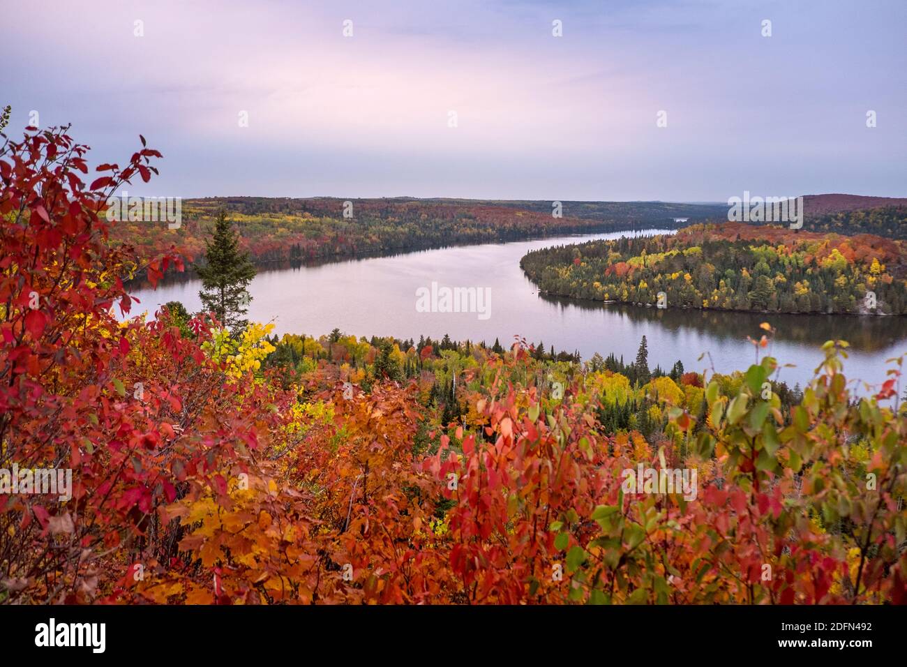 Vue depuis le sentier de randonnée supérieur au-dessus du lac Caribou, nord du Minnesota, États-Unis Banque D'Images