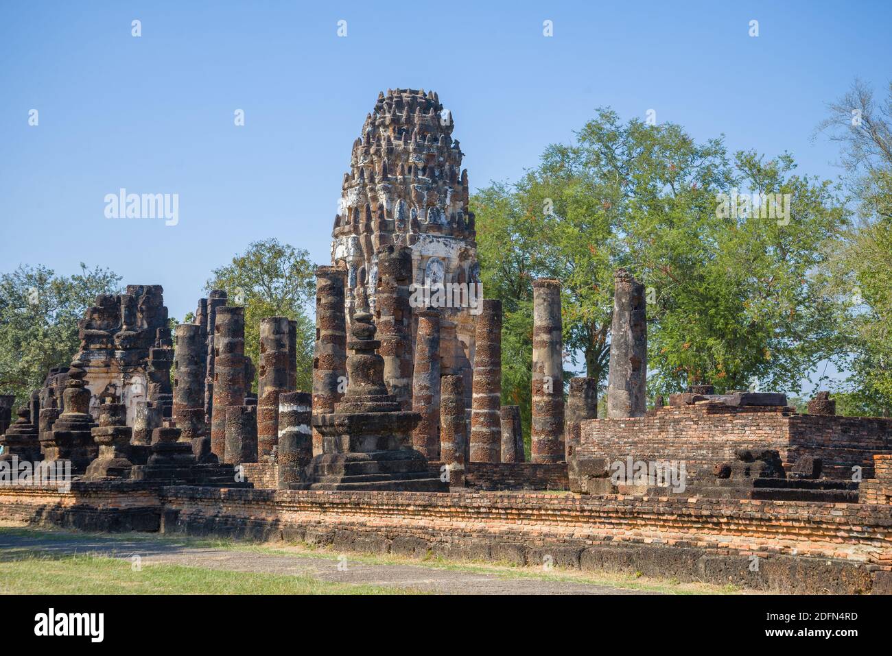 Ruines de l'ancien temple khmer Wat Phra Pai Luang par temps ensoleillé. Sukhothai, Thaïlande Banque D'Images