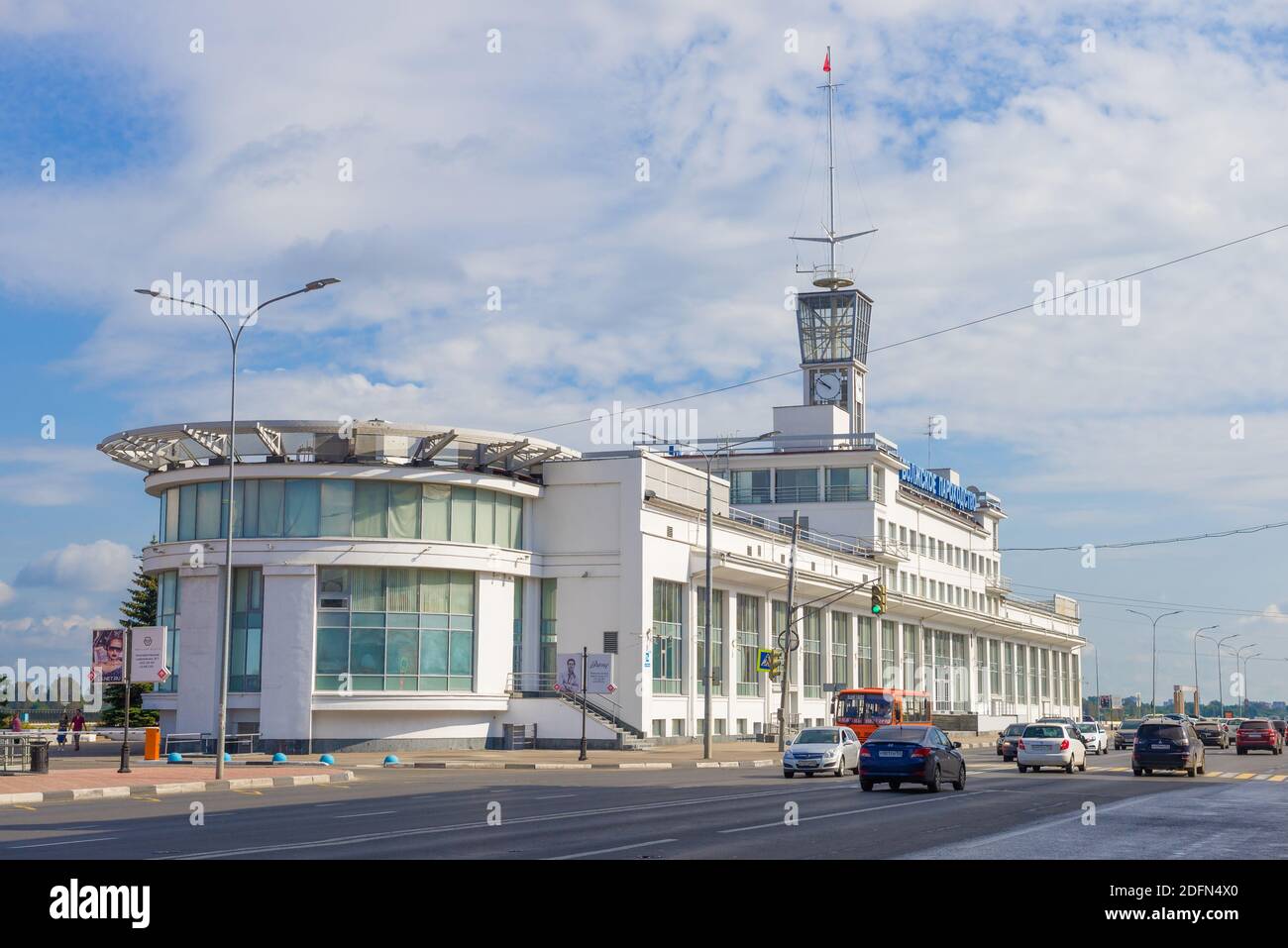 NIJNI NOVGOROD, RUSSIE - 29 AOÛT 2020 : vue sur la construction de la Volga Shipping Company par temps ensoleillé Banque D'Images