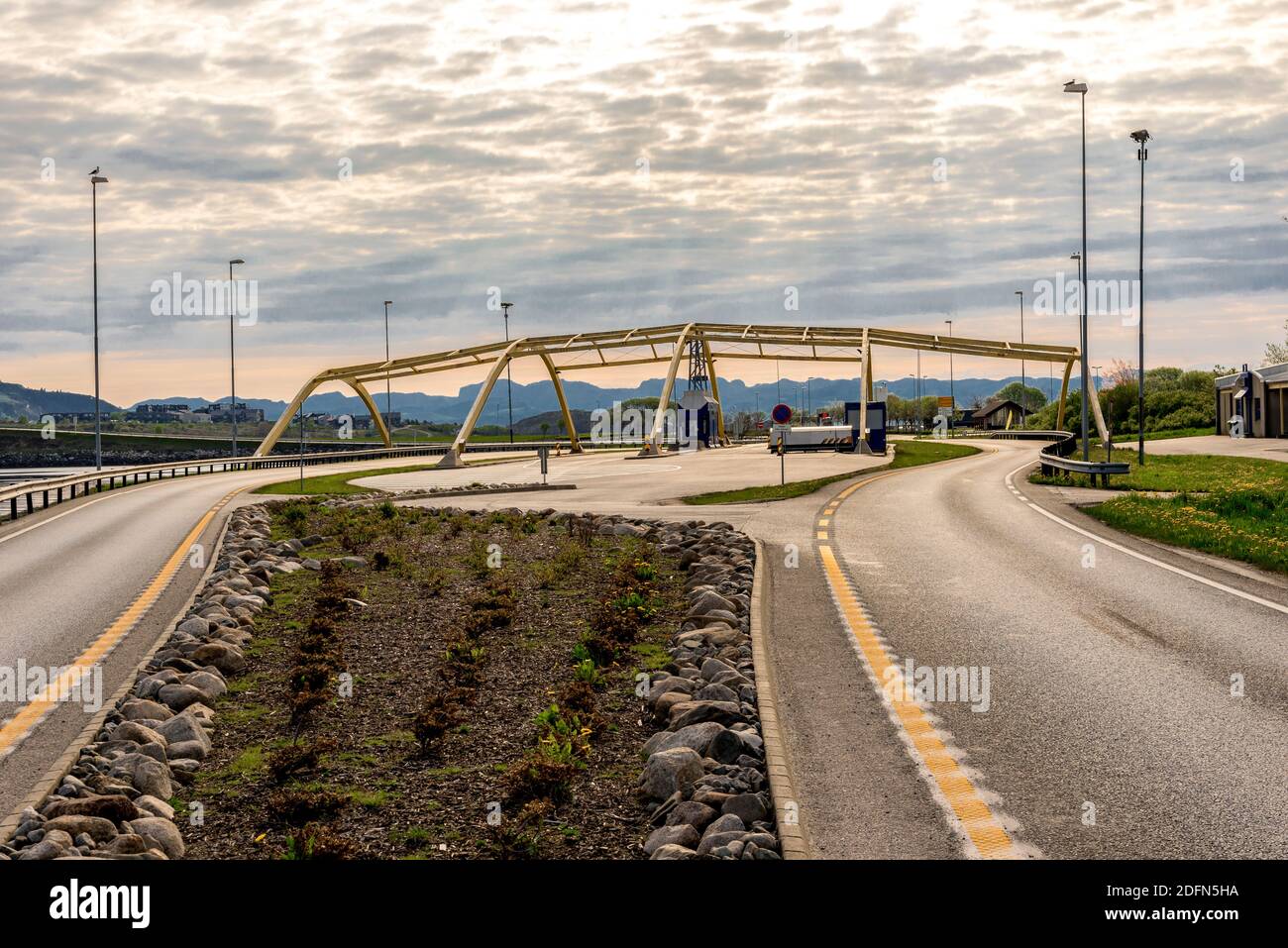 Ancienne station de contrôle et de péage sur l'autoroute E39 sur l'île de Sokn, commune de Rennesoy, Stavanger, Norvège, mai 2018 Banque D'Images