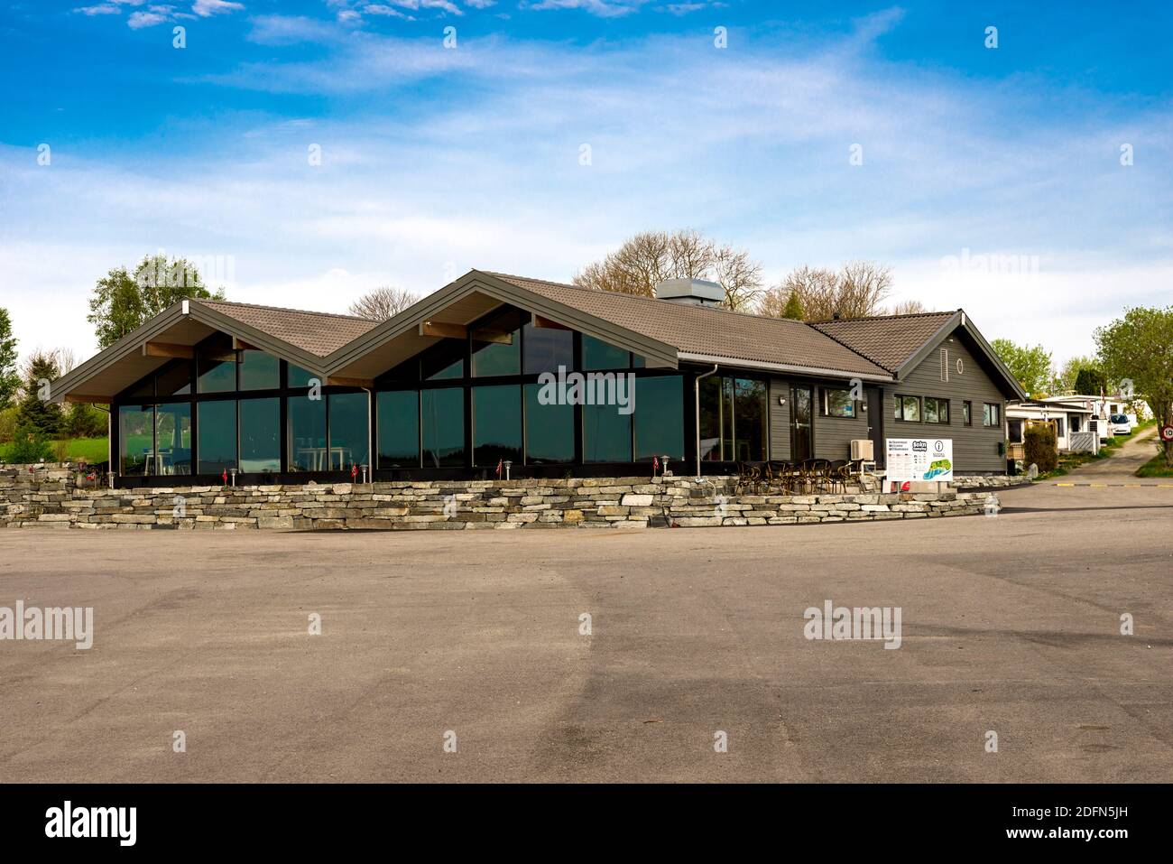 Un bâtiment en verre à l'avant du bureau de réception au site de camping de l'île de Sokn, commune de Rennesoy, Stavanger, Norvège, mai 2018 Banque D'Images