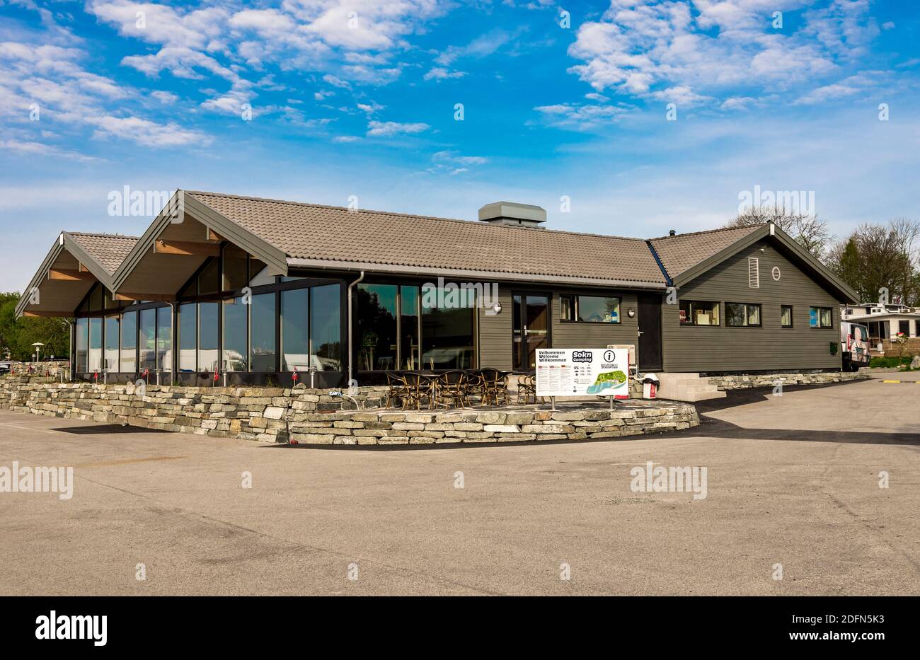 Entrée au bureau d'accueil du camping de l'île de Sokn, commune de Rennesoy, Stavanger, Norvège, mai 2018 Banque D'Images