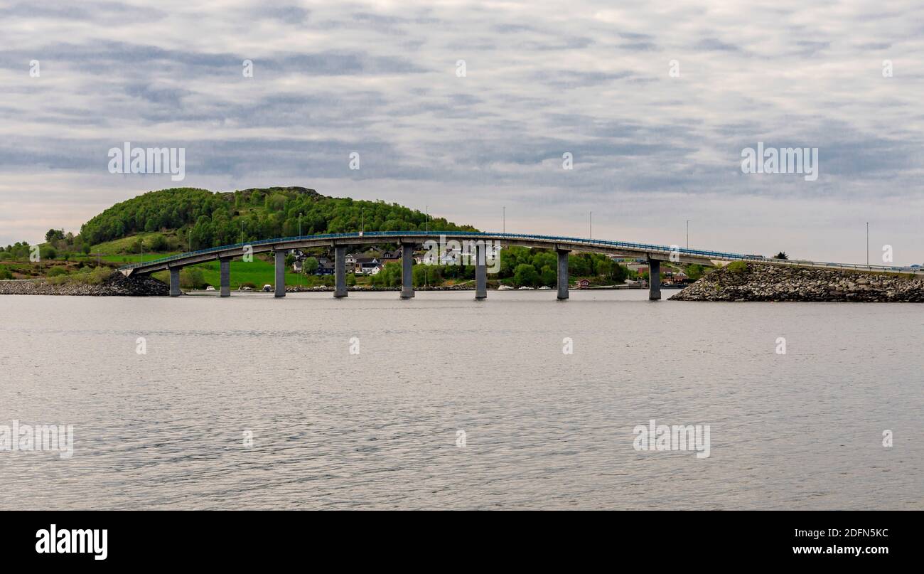 Pont voûté reliant les îles Sokn et Mosteroy, commune de Rennesoy, Stavanger, Norvège, mai 2018 Banque D'Images
