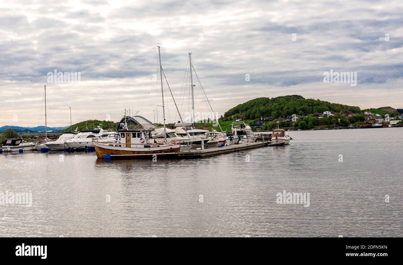 Une petite baie de marina avec plusieurs bateaux amarrés près du site de camping Sokn, commune de Rennesoy, Stavanger, Norvège, mai 2018 Banque D'Images