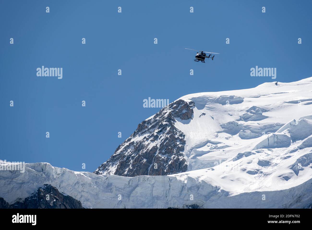 Hélicoptère survole les glaciers, sauvetage alpin, sauvetage montagne, massif du Mont blanc, Chamonix, haute-Savoie, France Banque D'Images