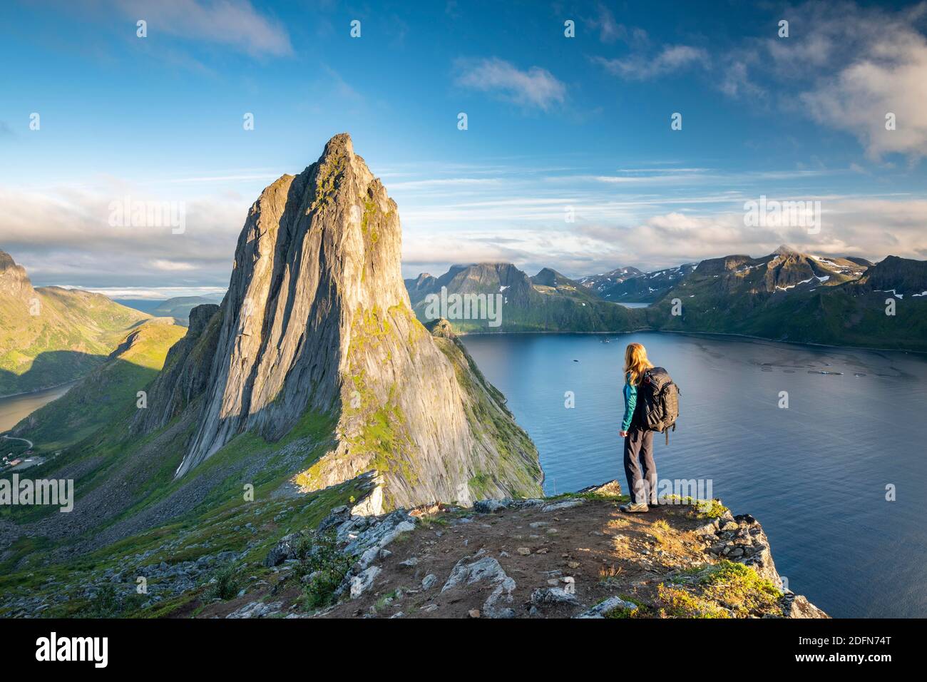 Randonnée au large du mont Segla, Fjord Mefjords avec montagnes, île de Senja, Troms, Norvège Banque D'Images