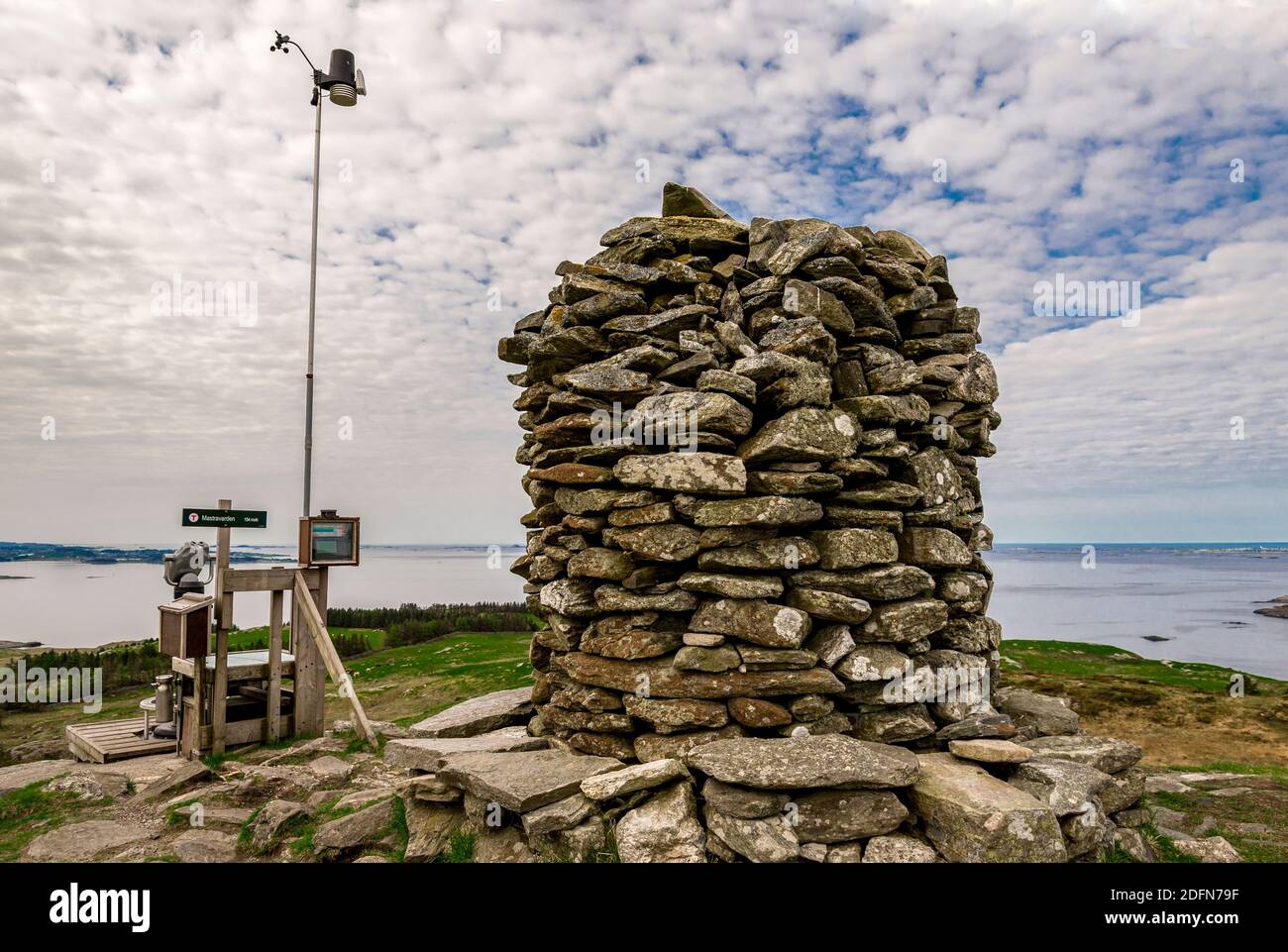 Un point de vue avec un panneau supérieur et des jumelles au sommet de la colline de Mastaravarden sur l'île de Mosteroy, commune de Rennesoy, Stavanger, Norvège, mai 2018 Banque D'Images