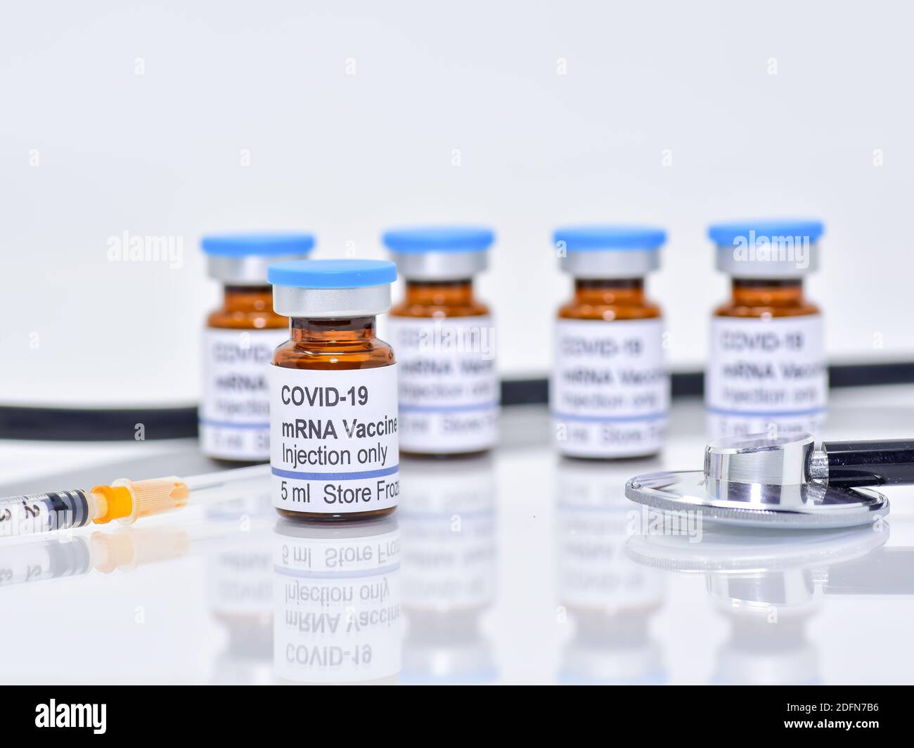 Nouveaux flacons de vaccin contre l'ARNm COVID-19 du coronavirus. L'image d'illustration n'est pas le produit réel Banque D'Images