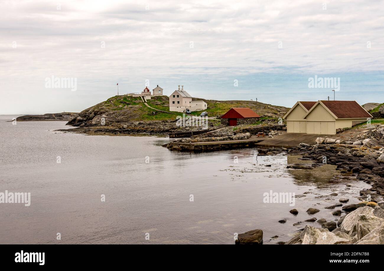 Vue sur le phare de Fjoloy, la maison d'observation et la jetée, Rennesoy kommune, Stavanger, Norvège, mai 2018 Banque D'Images