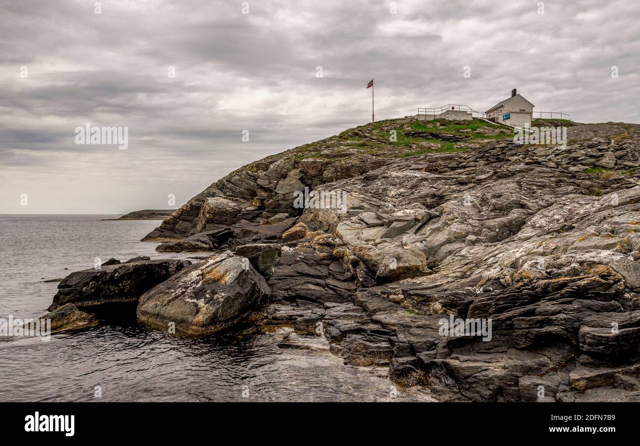 Côte rocheuse pittoresque à la base du phare de Fjoloy, Rennesoy kommune, Stavanger, Norvège, mai 2018 Banque D'Images