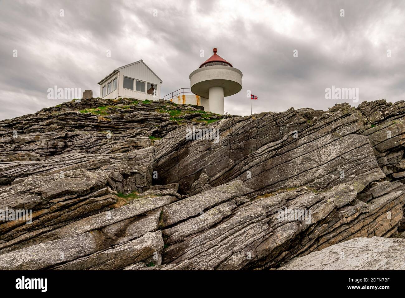 Couches de formations rocheuses à la base du phare de Fjoloy, Rennesoy kommune, Stavanger, Norvège, mai 2018 Banque D'Images