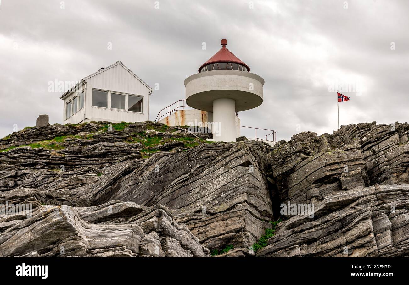 Vue sur le phare de Fjoloy au sous-sol rocheux pittoresque, Rennesoy kommune, Stavanger, Norvège, mai 2018 Banque D'Images