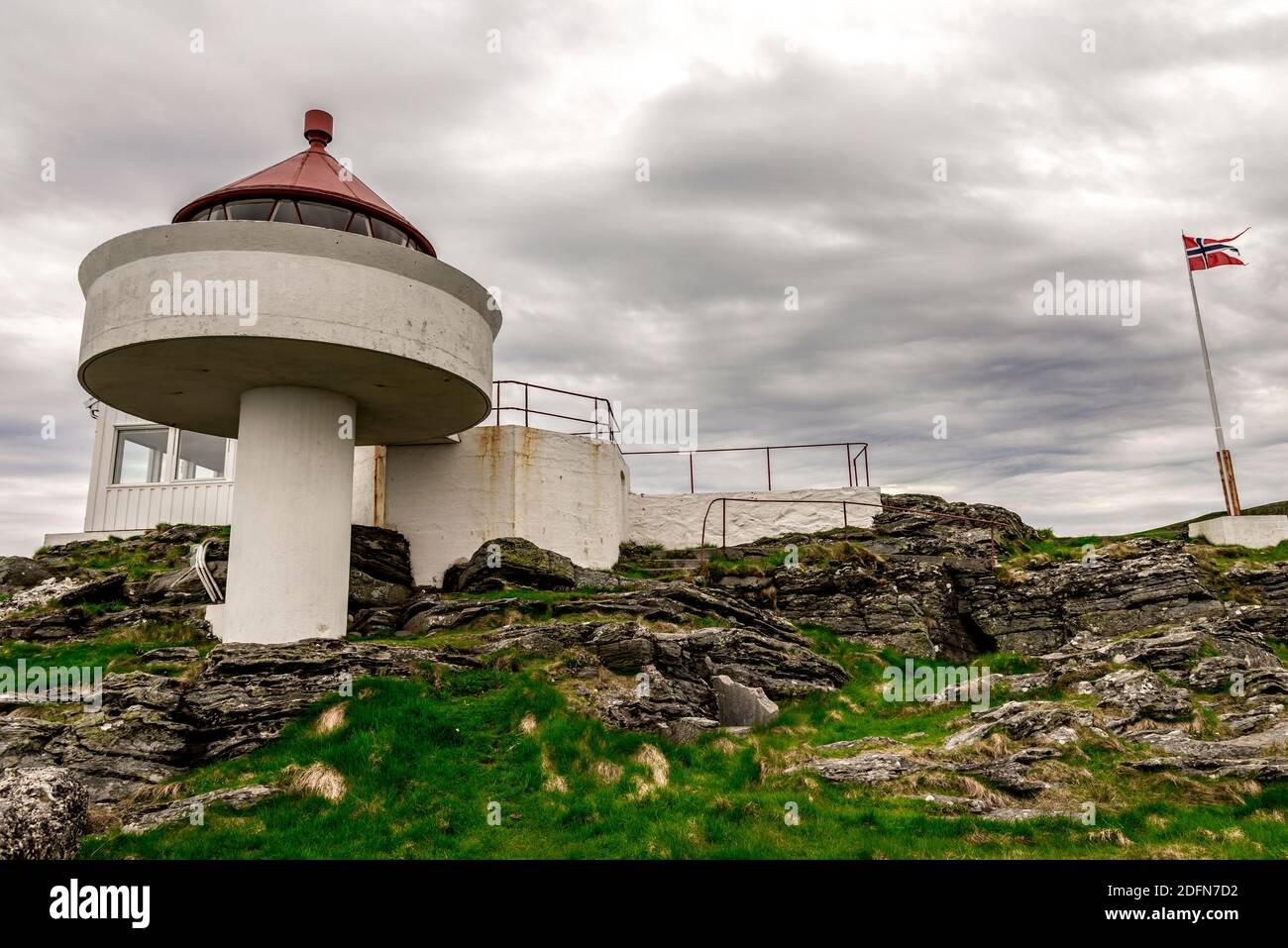 Petite tour ronde du phare historique de Fjoloy, Rennesoy kommune, Stavanger, Norvège, mai 2018 Banque D'Images