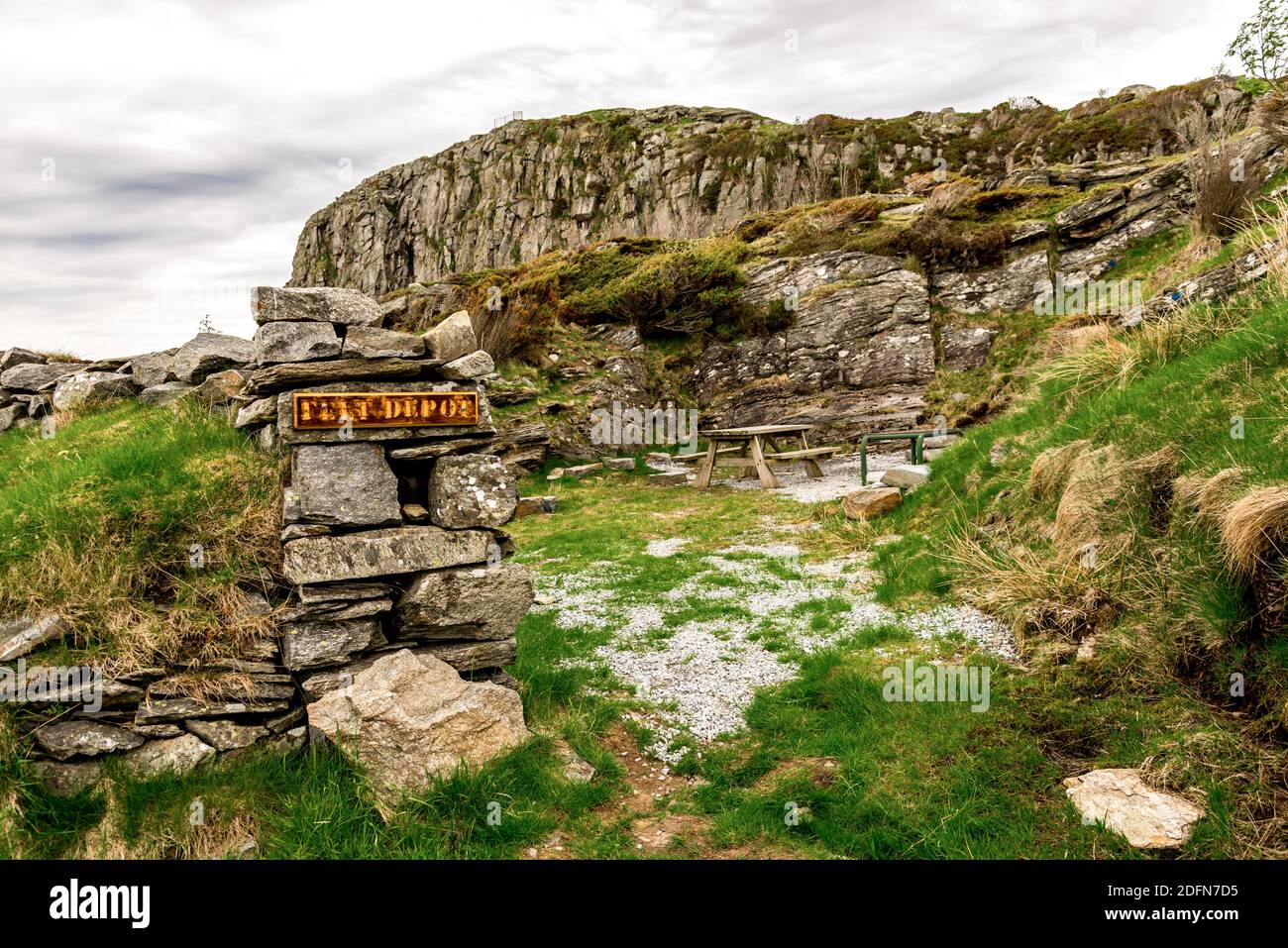 Une table de pique-nique au site Fjoloy fort reste, Rennesoy kommune, Stavanger, Norvège, mai 2018 Banque D'Images