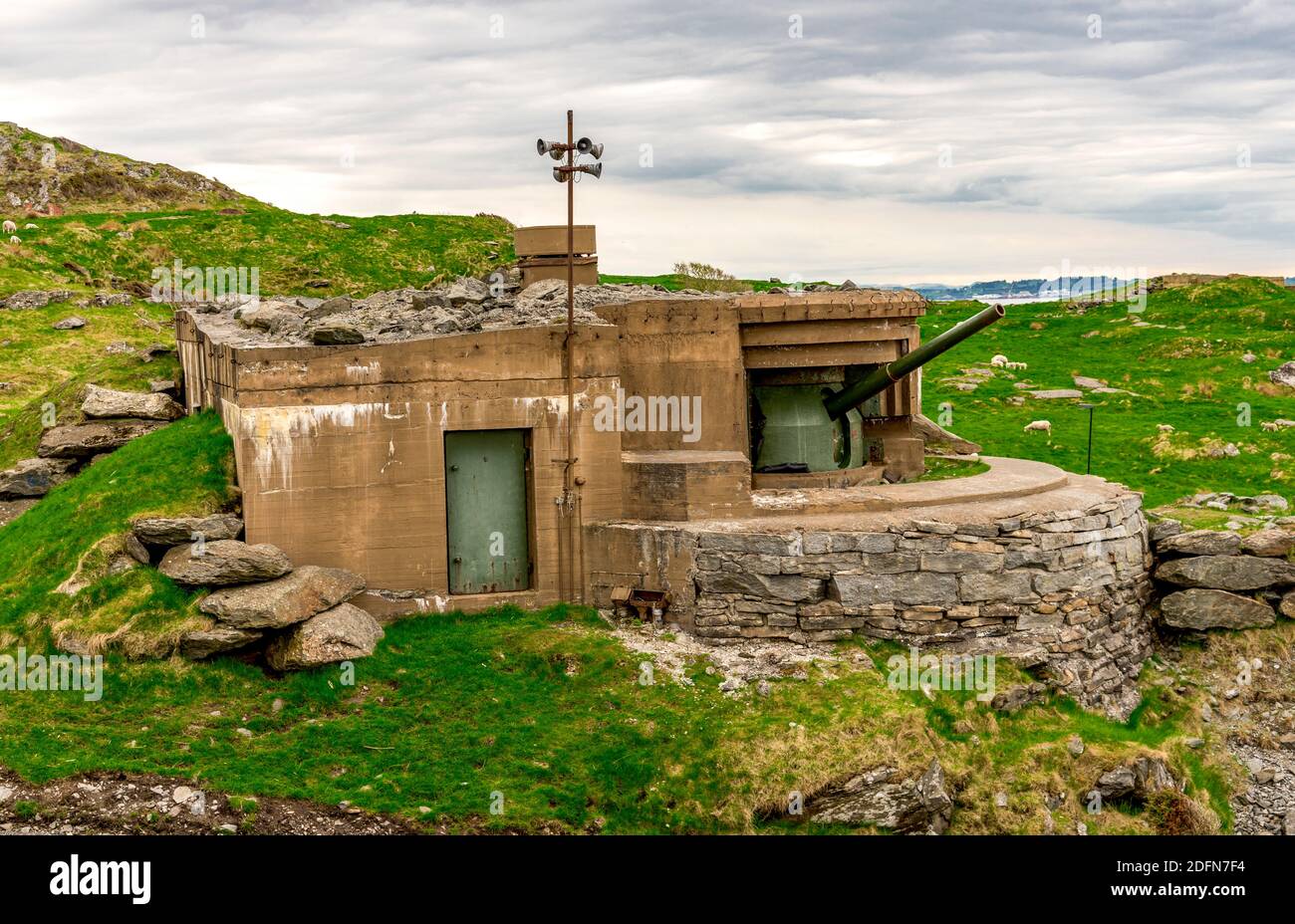 Un canon de la Seconde Guerre mondiale construit dans le bunker fortifié du fort historique de Fjoloy, Rennesoy kommune, Stavanger, Norvège, mai 2018 Banque D'Images