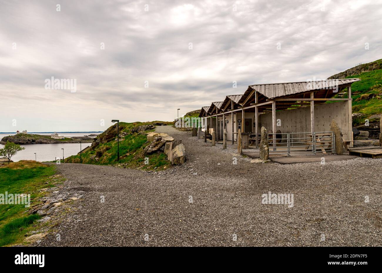 Toilettes et tables dans le fort historique de Fjoloy, Rennesoy kommune, Stavanger, Norvège, mai 2018 Banque D'Images