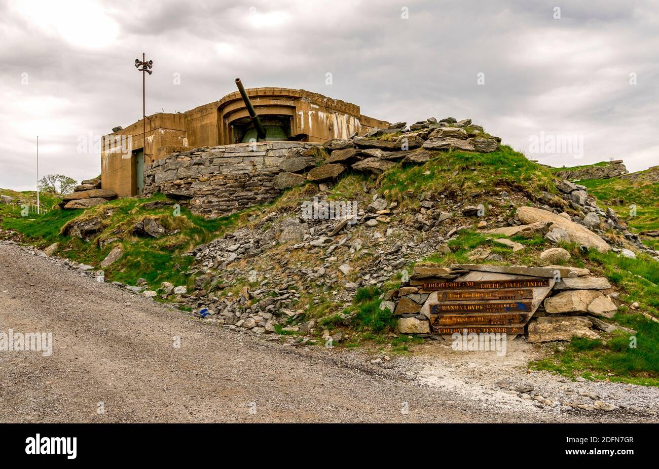 Un bunker de canon de la Seconde Guerre mondiale et des panneaux de direction du site dans le fort historique de Fjoloy, Rennesoy kommune, Stavanger, Norvège, mai 2018 Banque D'Images