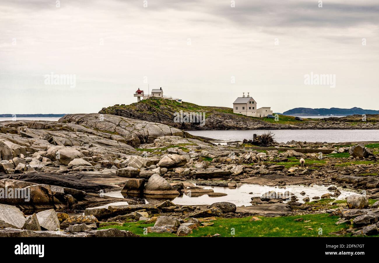 Vue panoramique sur le phare depuis le site historique du fort de Fjoloy, Rennesoy kommune, Stavanger, Norvège, mai 2018 Banque D'Images