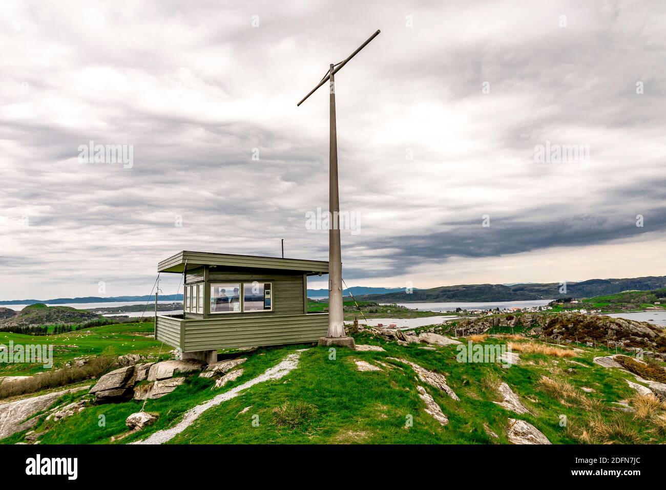 Une cabine de point de surveillance restaurée avec des mannequins de soldats sentinelles à l'intérieur du site historique de la forteresse de Fjoloy, Rennesoy kommune, Stavanger, Norvège, mai 2018 Banque D'Images