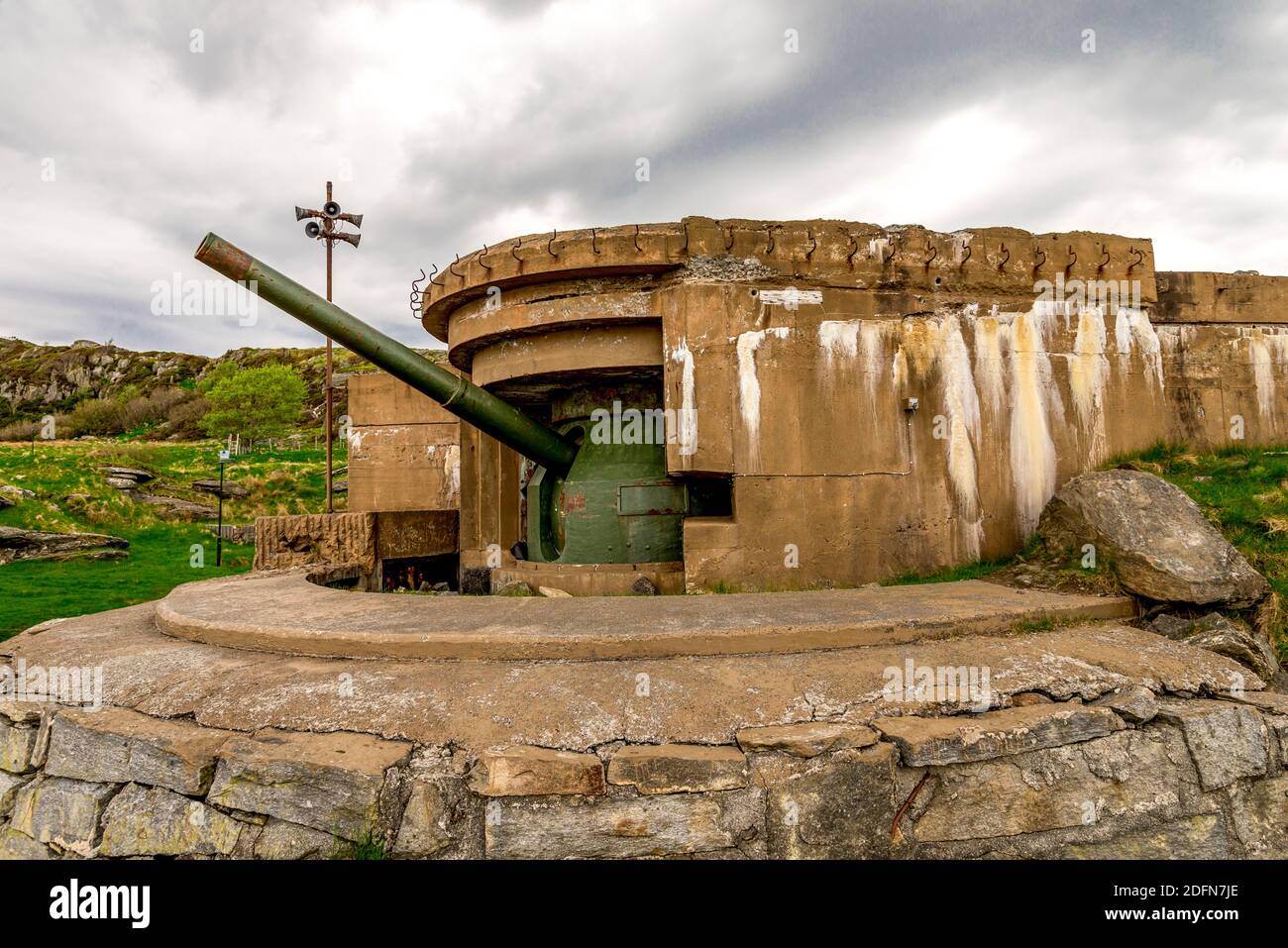 Fjoloy Fortress Bunker avec un canon de l'ancienne guerre mondiale II installé, Rennesoy kommune, Stavanger, Norvège, mai 2018 Banque D'Images