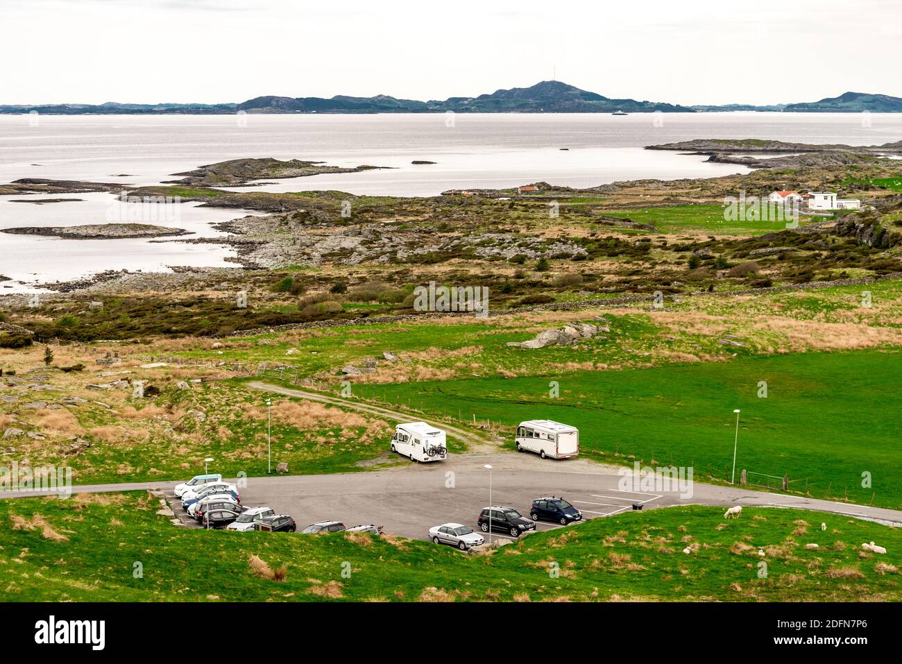 Un parking pour visiteurs à l'entrée de la forteresse historique de Fjoloy, Rennesoy kommune, Stavanger, Norvège, mai 2018 Banque D'Images