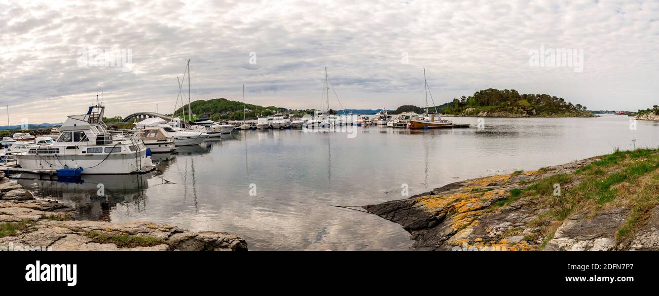 Bateaux et yachts dans le petit port de plaisance près du site de camping de l'île de Sokn, commune de Rennesoy, Stavanger, Norvège, mai 2018 Banque D'Images