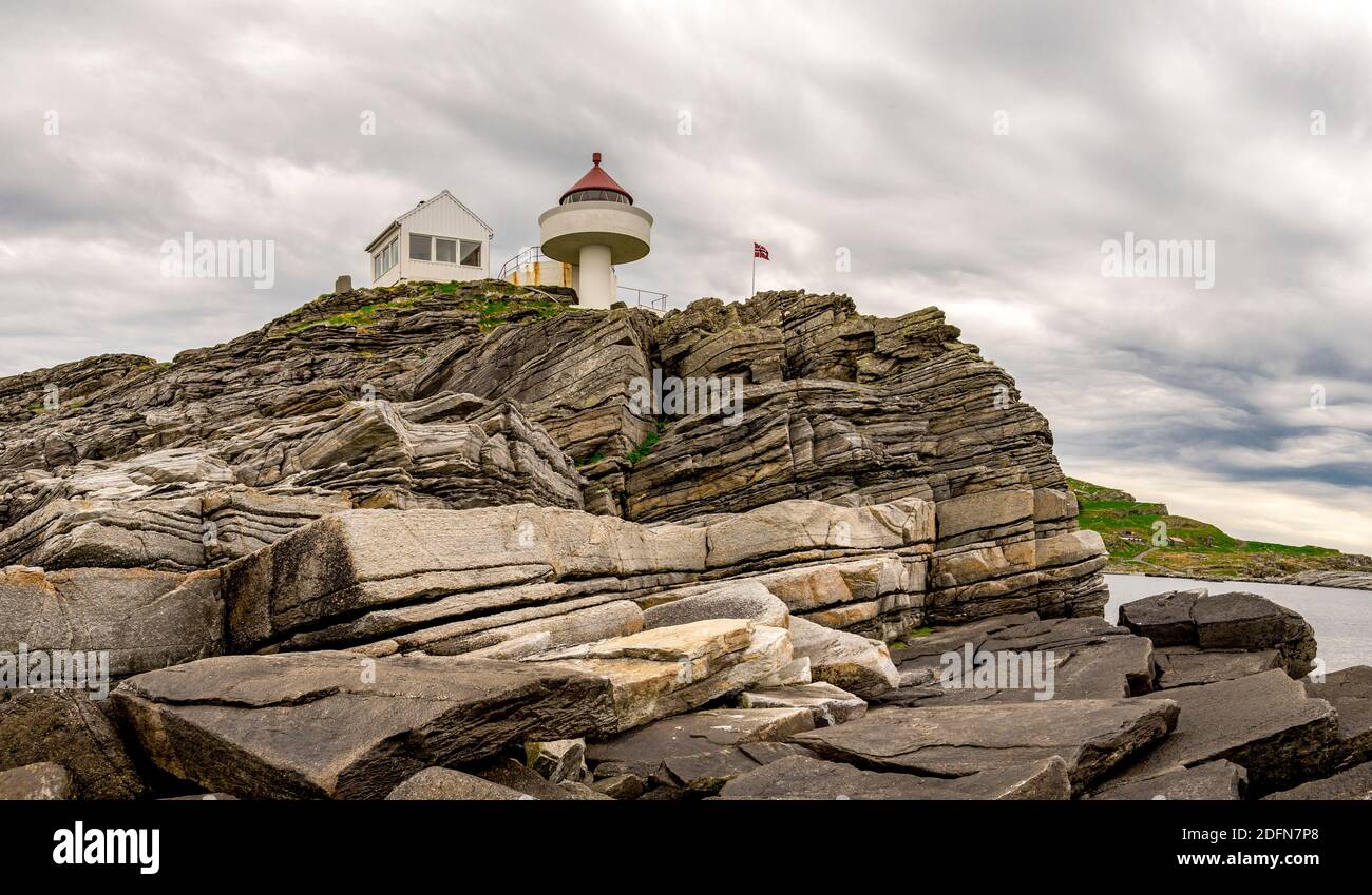 Côte de l'île de Fjoloy avec formations géologiques de couches rocheuses à la base du phare historique, Rennesoy kommune, Stavanger, Norvège, 2 mai Banque D'Images