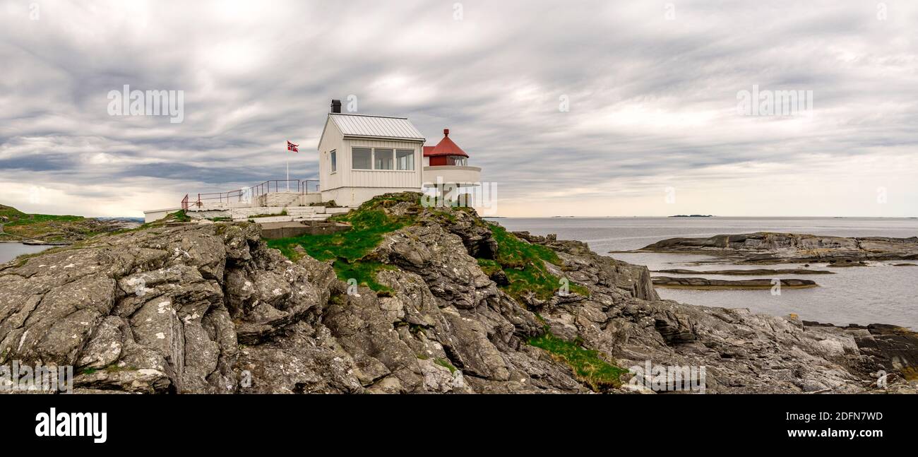 Petit phare pittoresque de Fjoloy, Rennesoy kommune, Stavanger, Norvège, mai 2018 Banque D'Images