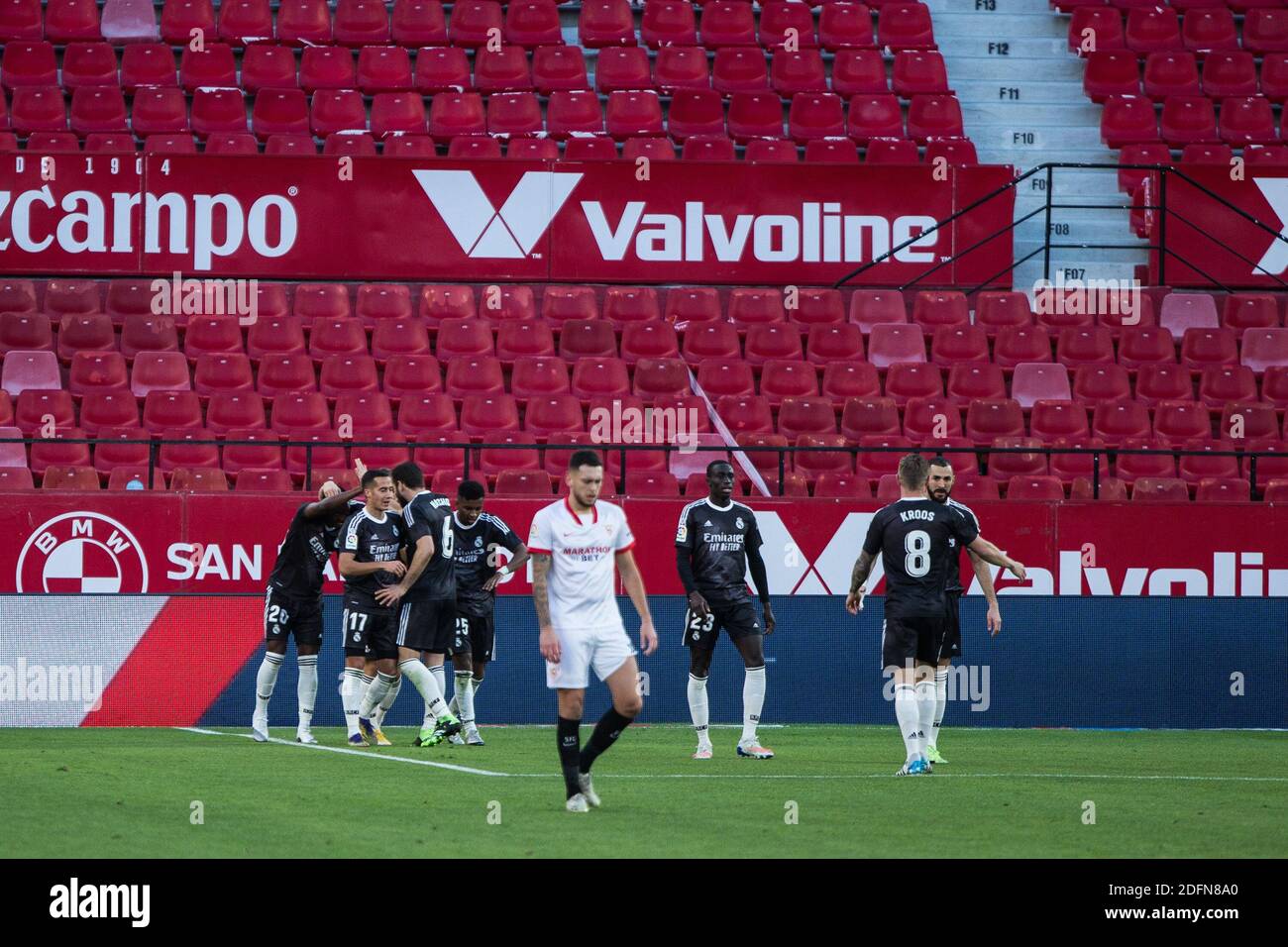 Séville, Espagne. 5 décembre 2020. Vinicius Junior du Real Madrid fête après son but avec ses coéquipiers pendant le championnat d'Espagne la Ligue football match entre Sevilla FC et Real Madrid le 5 décembre 2020 au Ramon Sanchez Pizjuan Stadium à Séville, Espagne - photo Joaquin Corchero/Espagne DPPI/DPPI/LM crédit: Paola Benini/Alay Live News Banque D'Images