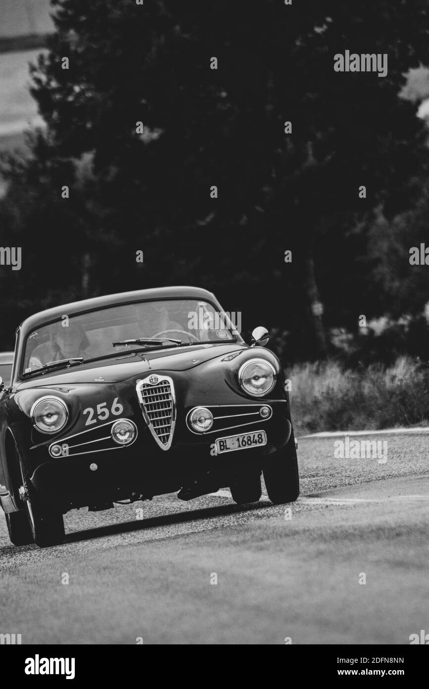 CAGLI , ITALIE - OTT 24 - 2020 : ALFA ROMEO 1900 SUPER SPRINT 1954 sur une vieille voiture de course en rallye mille Miglia 2020 la célèbre course historique italienne ( Banque D'Images