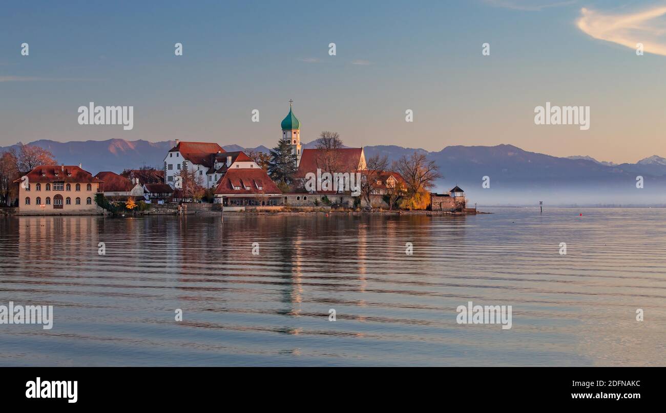 Péninsule avec l'église paroissiale de Saint-Georges en face des Alpes au soleil du soir, château amarré sur le lac de Constance, Souabe, Bavière, Allemagne Banque D'Images