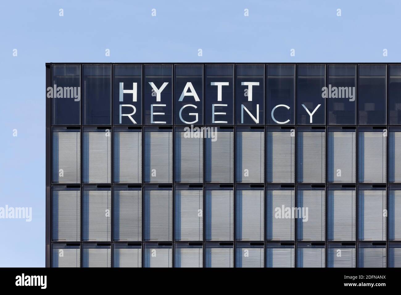 Hôtel de luxe Hyatt Regency Duesseldorf, lettering on building, JSK Architekten, Medienhafen Duesseldorf, Rhénanie-du-Nord-Westphalie, Allemagne Banque D'Images