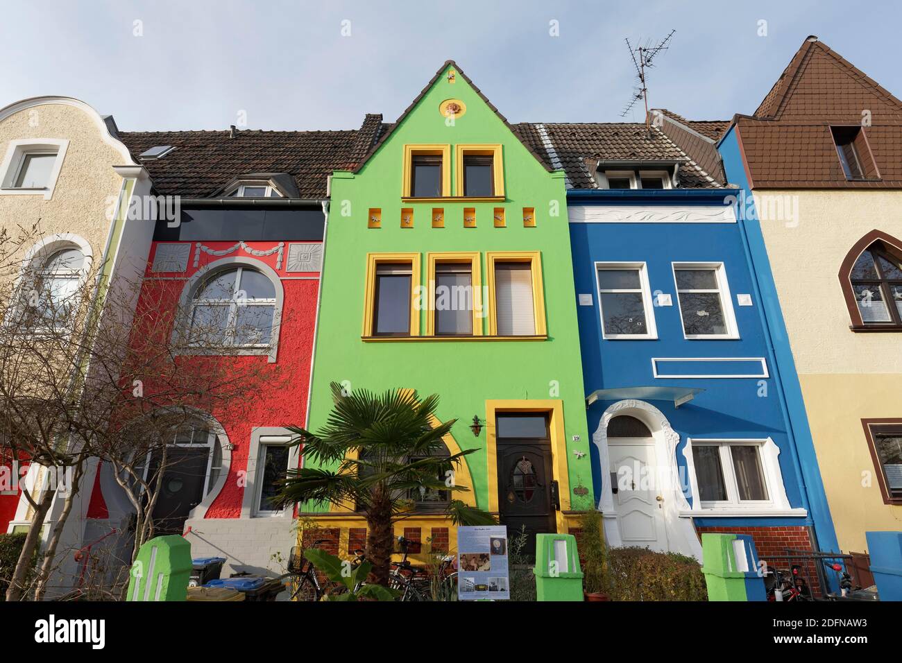 Rangée de maisons Art Nouveau aux façades colorées, Düsseldorf-Holthausen, Rhénanie-du-Nord-Westphalie, Allemagne Banque D'Images