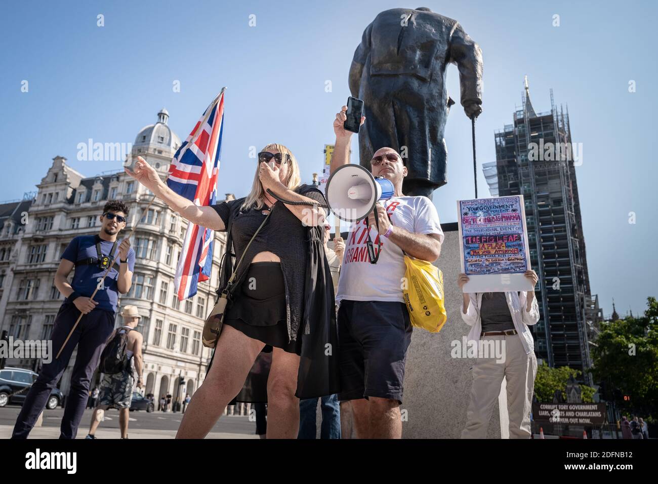 Coronavirus : manifestation anti-verrouillage sur la place du Parlement. Un petit rassemblement de manifestants anti-verrouillage du mouvement Stand-Up X se réunit sur la place. Banque D'Images