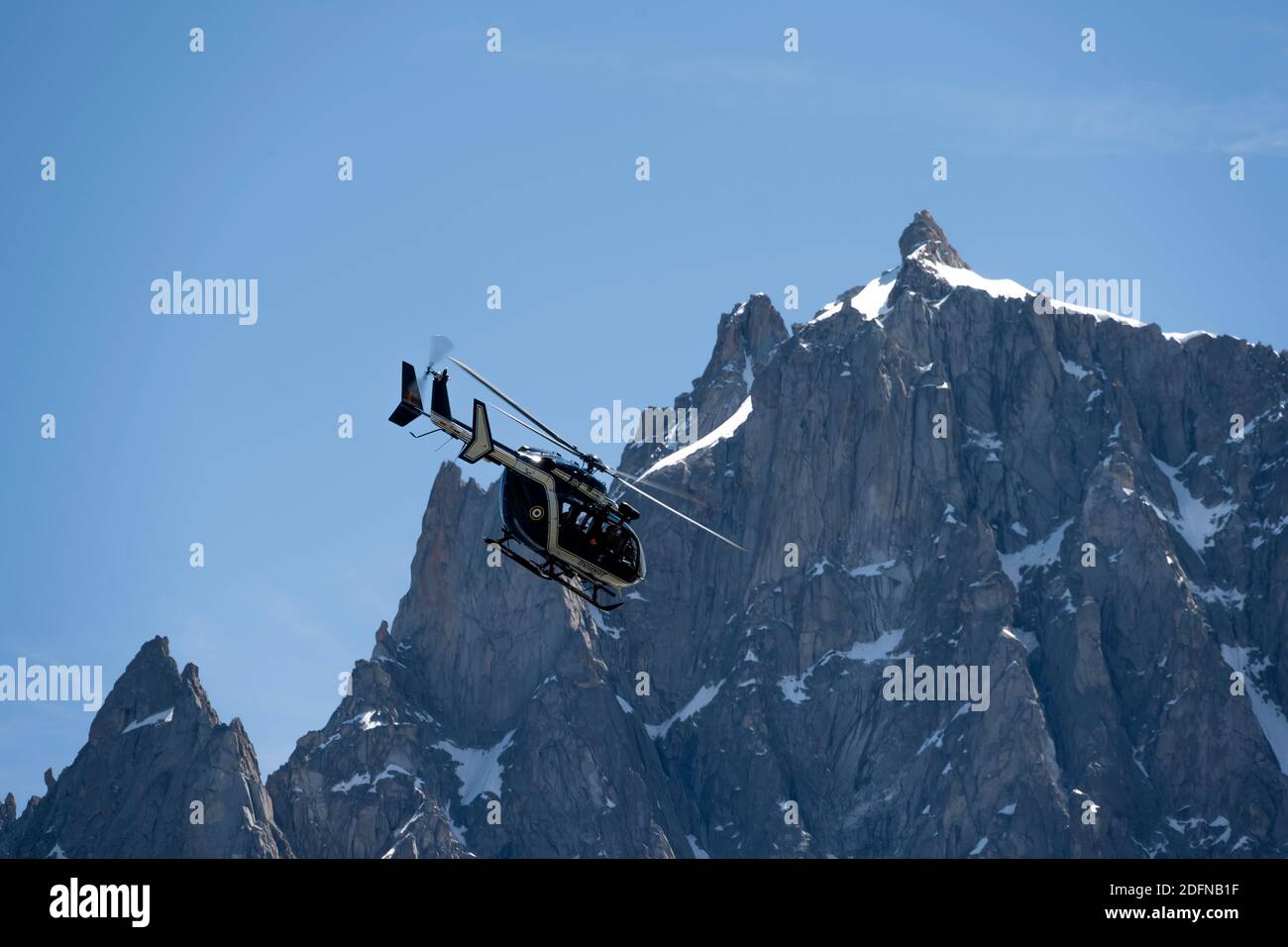 Hélicoptère devant le sommet de l'aiguille du midi, sauvetage alpin, sauvetage montagne, massif du Mont blanc, Chamonix, haute-Savoie, France Banque D'Images