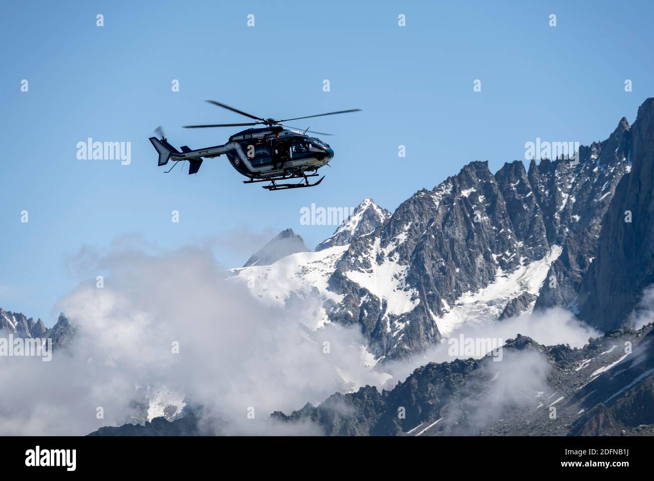 Hélicoptère au-dessus du massif du Mont blanc, sauvetage alpin, sauvetage montagne, Chamonix, haute-Savoie, France Banque D'Images