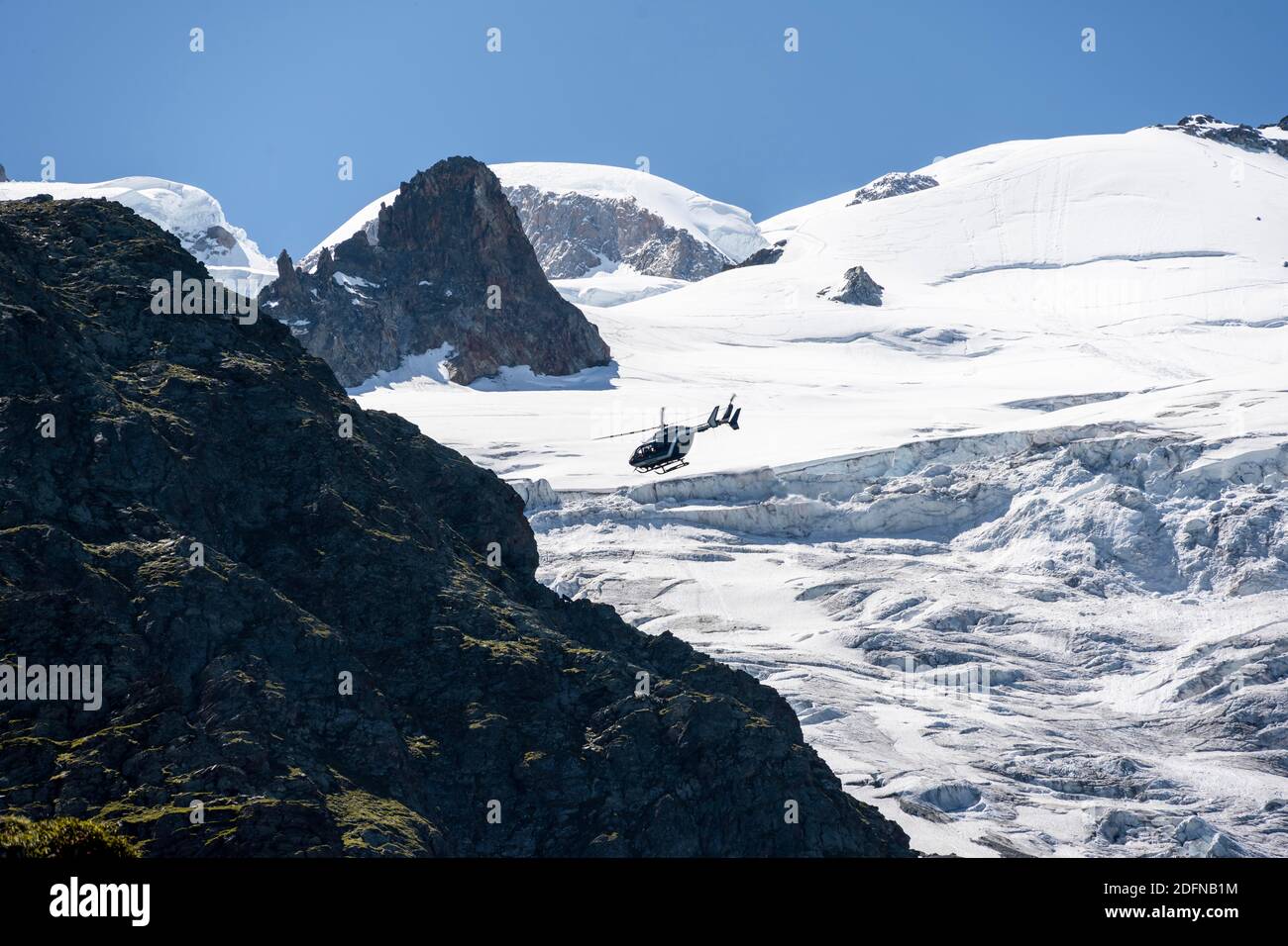 Hélicoptère survole les glaciers, sauvetage alpin, sauvetage montagne, massif du Mont blanc, Chamonix, haute-Savoie, France Banque D'Images