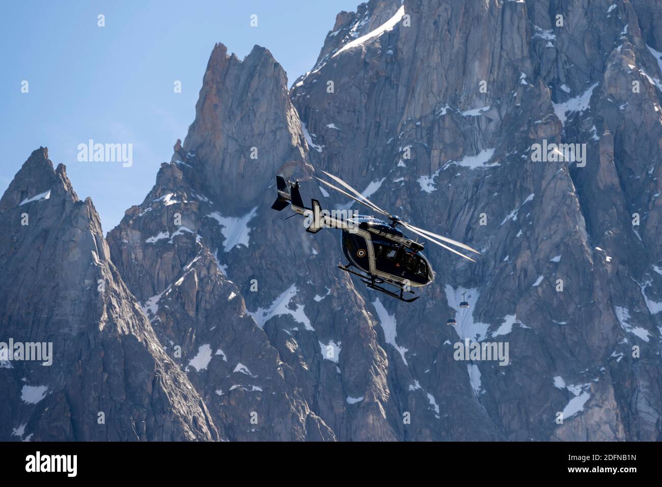 Hélicoptère en face des montagnes, derrière l'aiguille du midi, sauvetage alpin, sauvetage montagne, massif du Mont blanc, Chamonix, haute-Savoie, France Banque D'Images