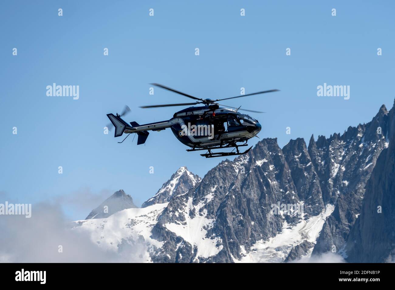 Hélicoptère au-dessus du massif du Mont blanc, sauvetage alpin, sauvetage montagne, Chamonix, haute-Savoie, France Banque D'Images