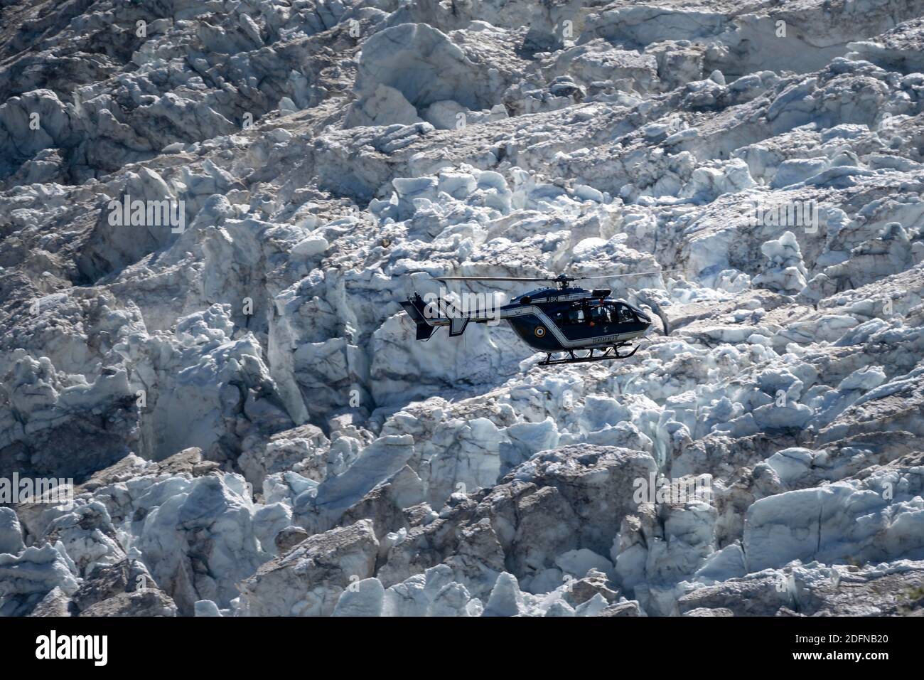 Hélicoptère au-dessus du glacier, Glacier de Bossons, sauvetage alpin, sauvetage en montagne, Chamonix, haute-Savoie, France Banque D'Images