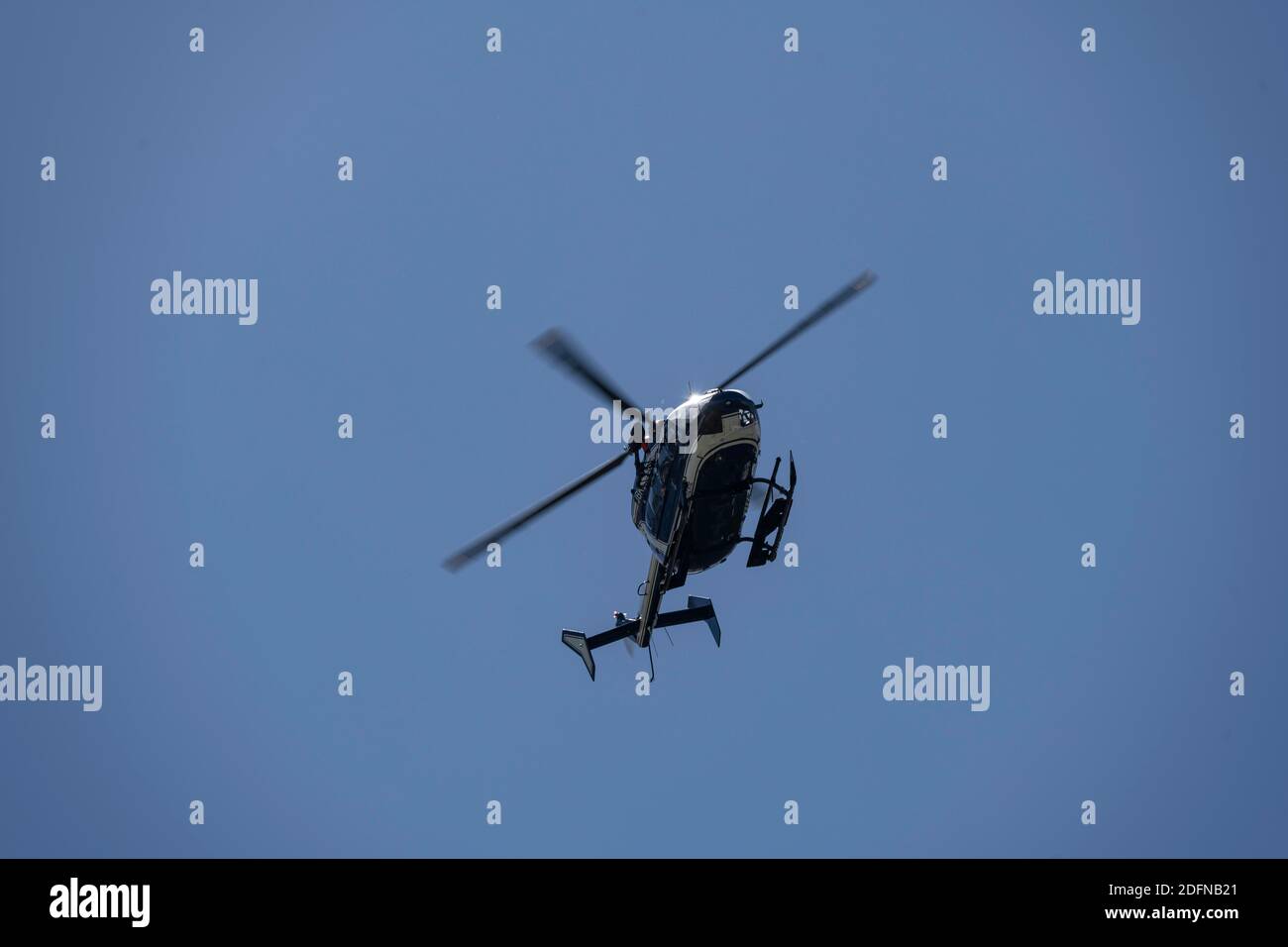 Hélicoptère en vol, ciel bleu, sauvetage alpin, sauvetage montagne, Chamonix, haute-Savoie, France Banque D'Images